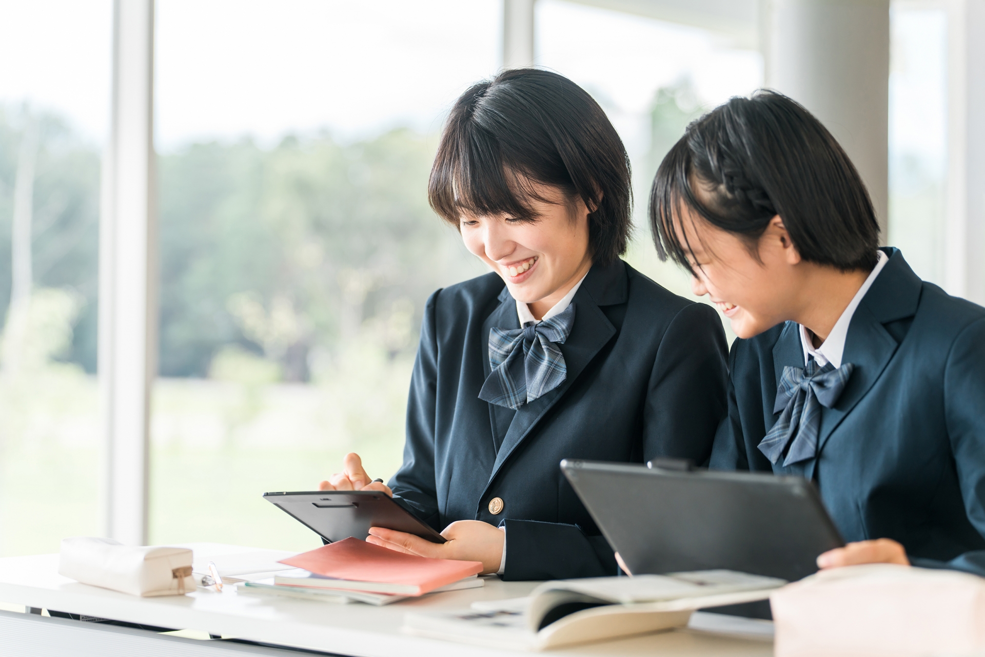 タブレットを使って勉強する高校生