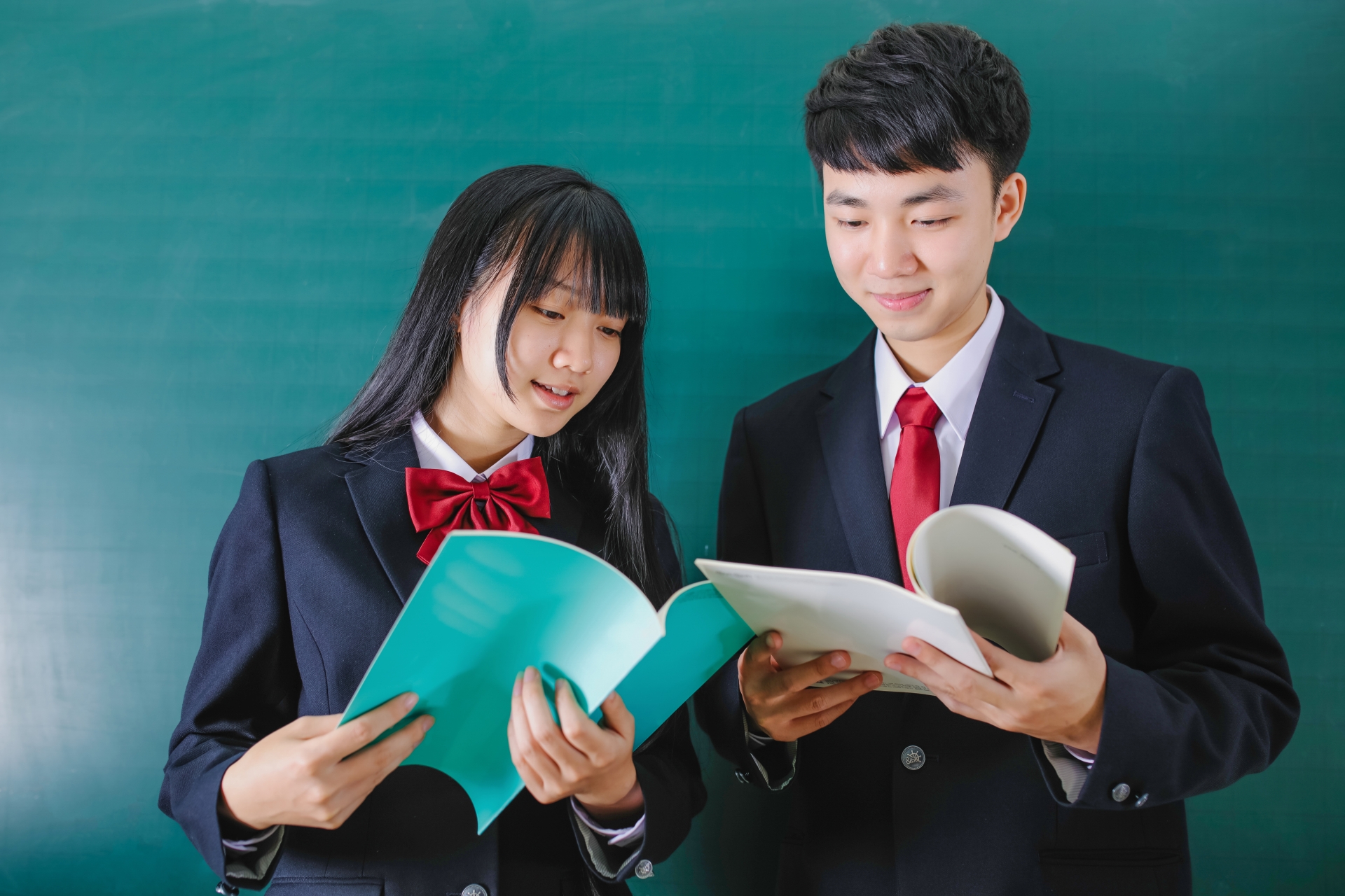 教科書を読む高校生