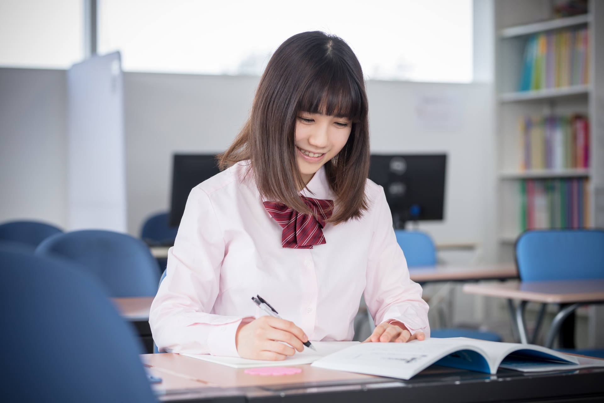 勉強する女子高校生