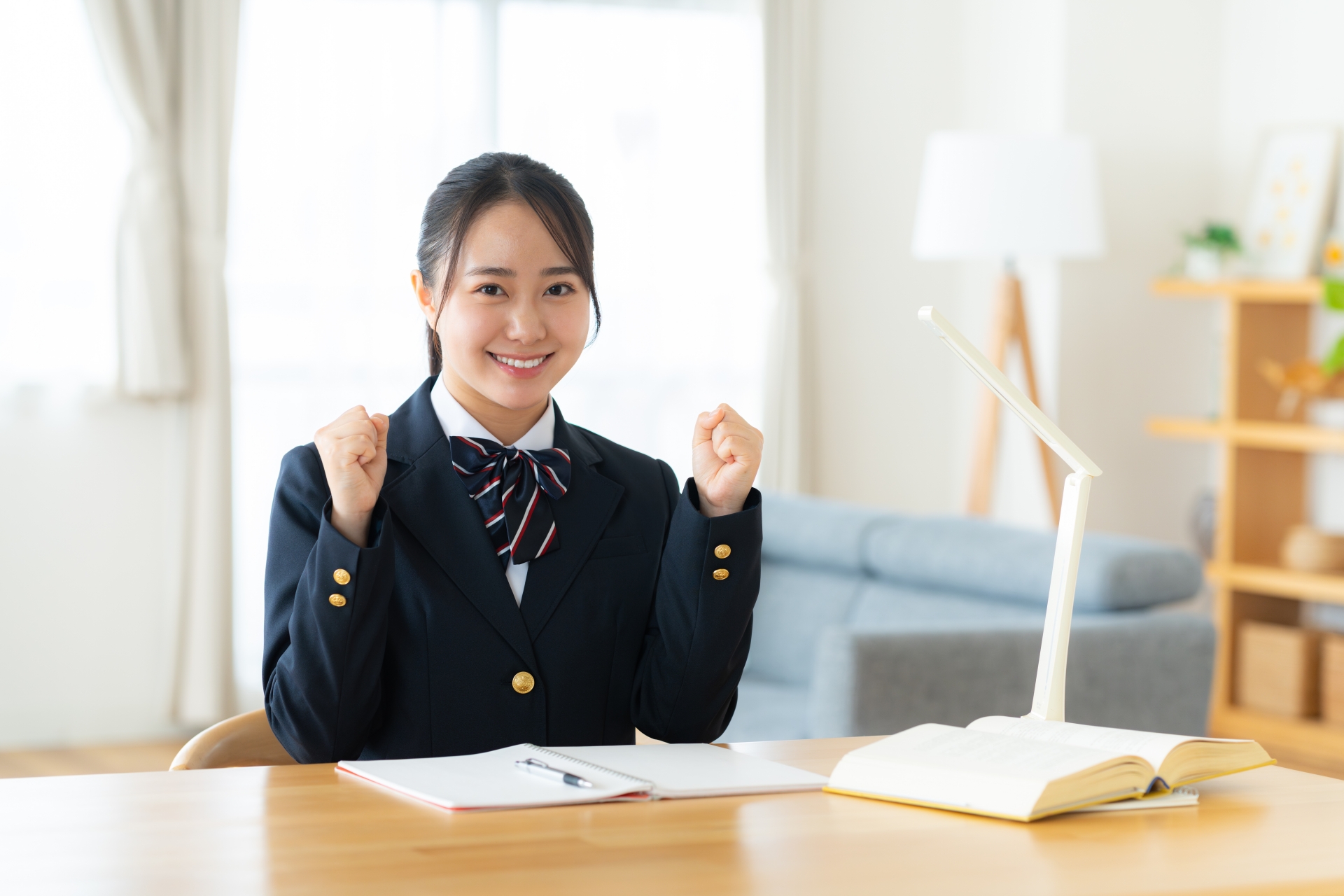 自宅で勉強する女子高生