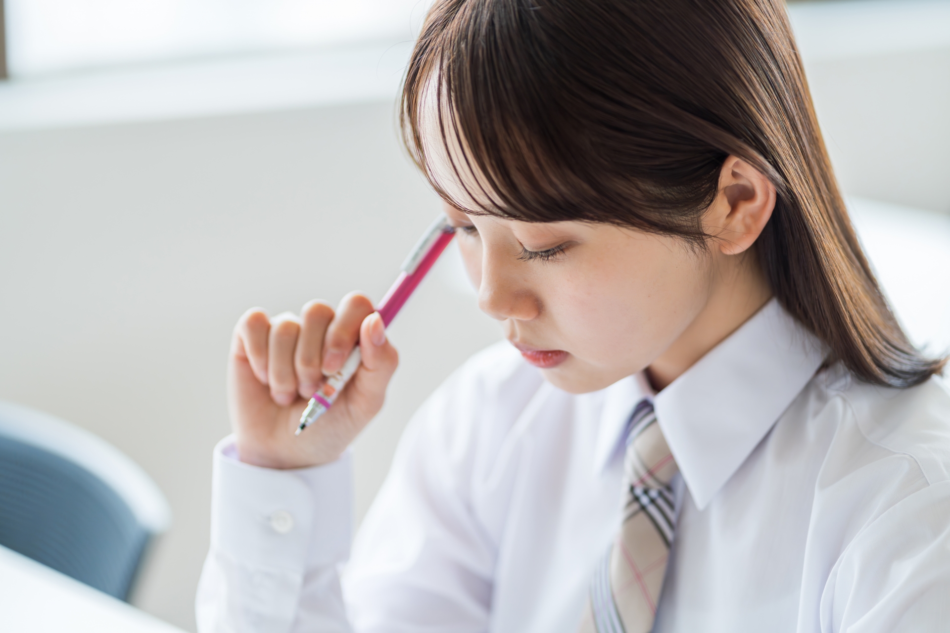 勉強をする高校生の女の子。