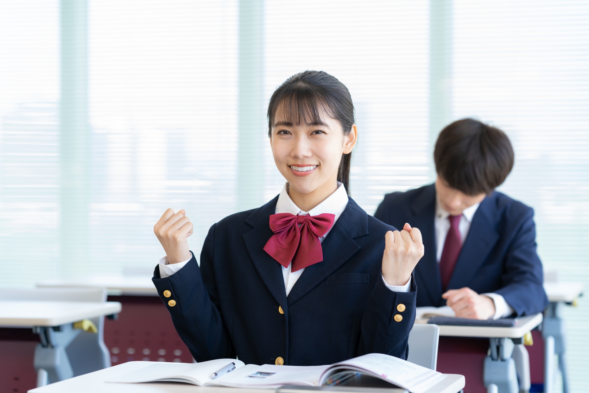 学校で勉強をする男女の高校生