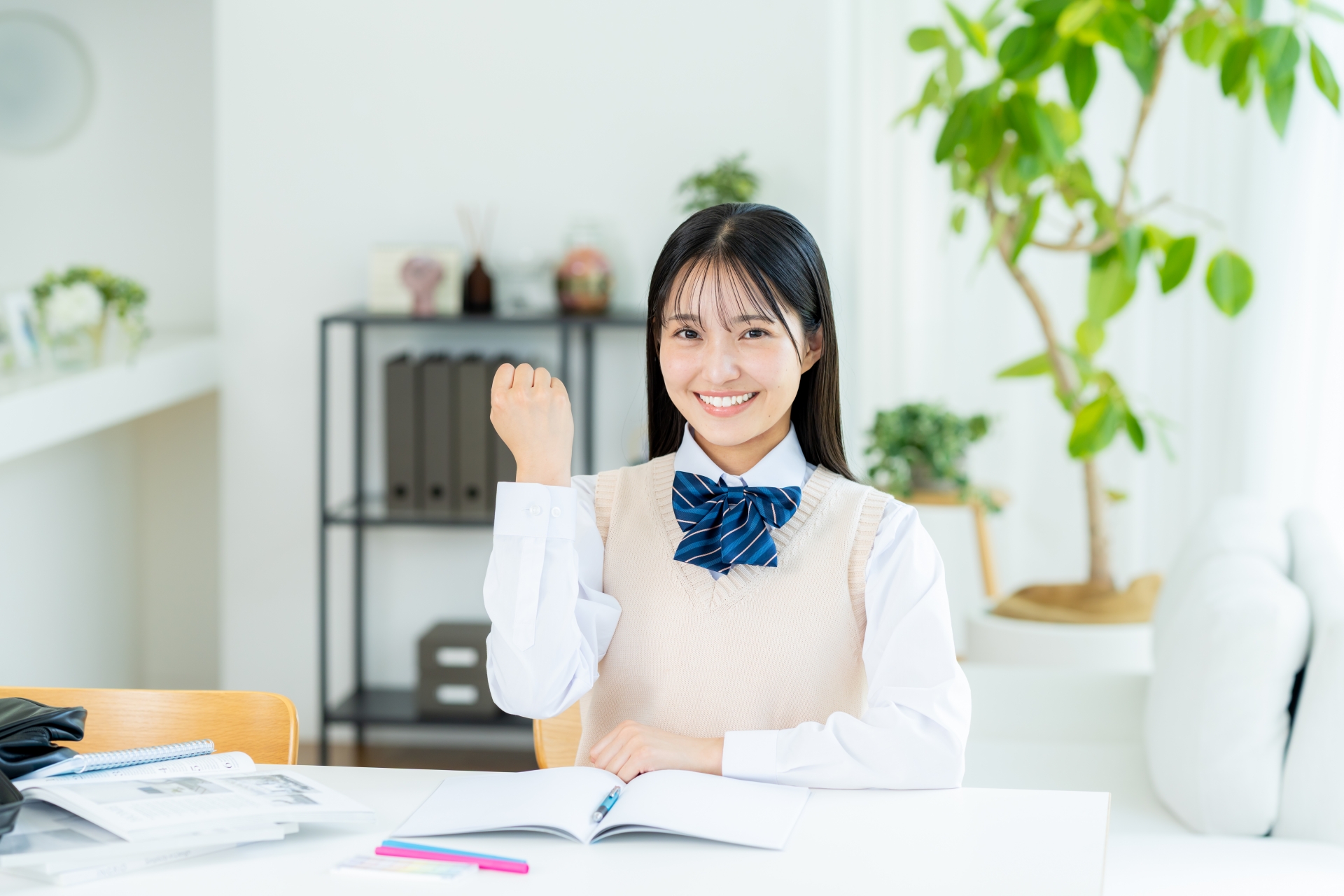 自宅で勉強をする女子高生